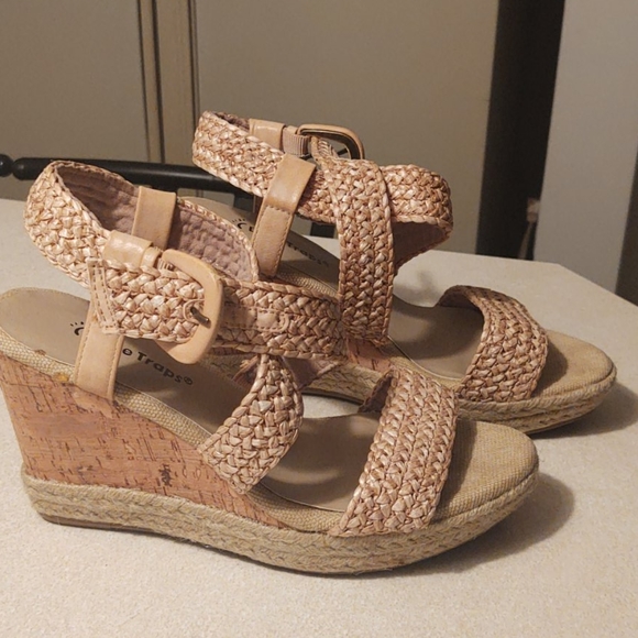 bare traps mairi wedge sandal